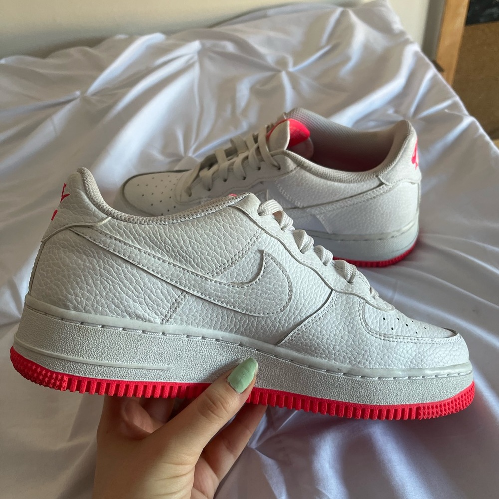 Nike Air Forces - Pink Bottom